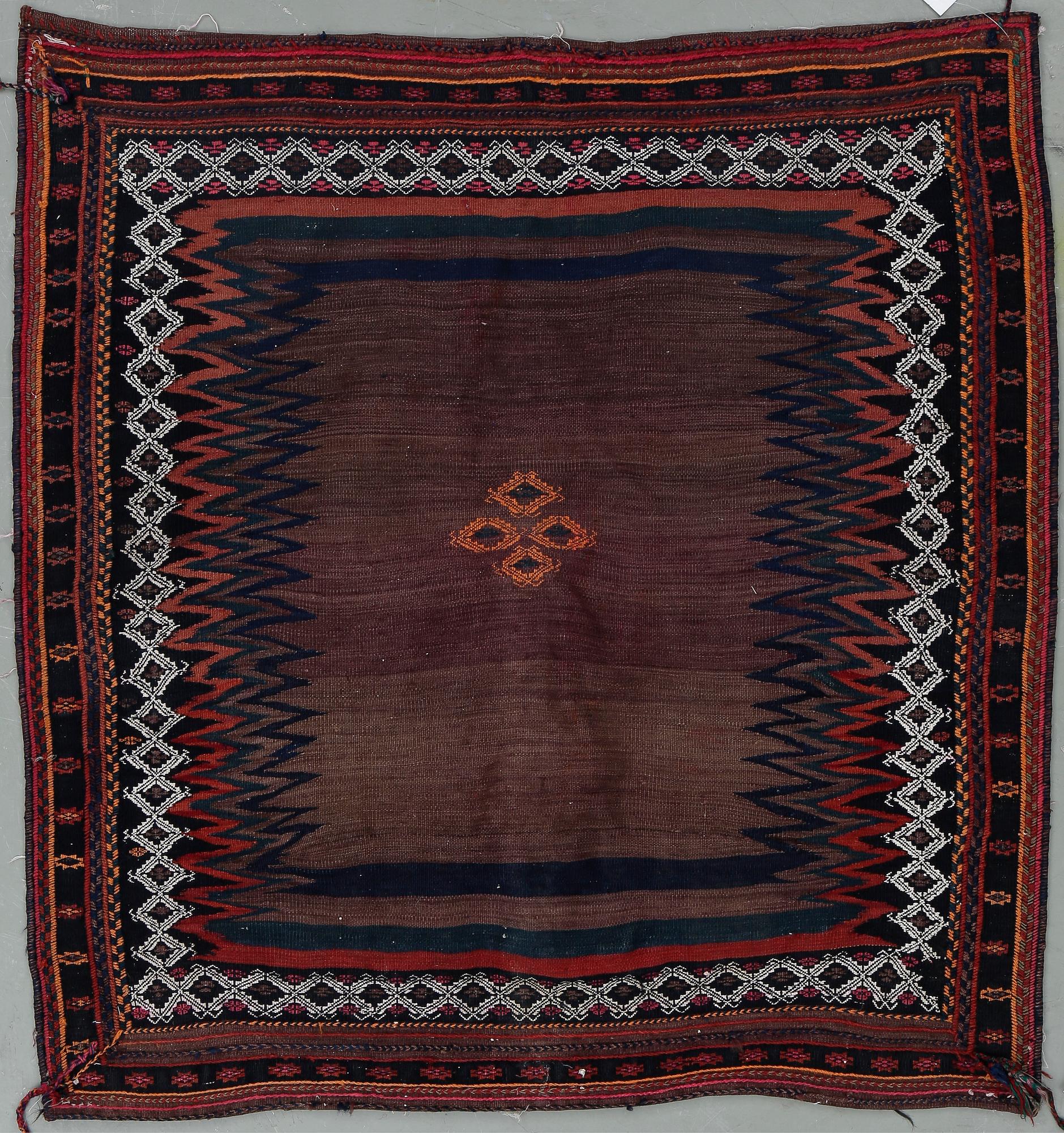 SOFREH, semiantik/old, persisk, ca 131x128 cm.