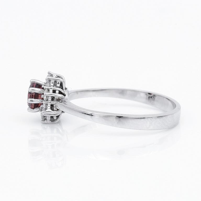 RING, 14K vitguld med turmalin 0,52 ct och 8 briljantslipade diamanter tot ca 0,23 ct. Vikt 2,31 gram.