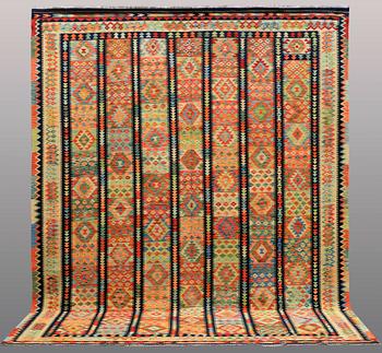 A CARPET, Kilim, ca 390 x 309 cm.