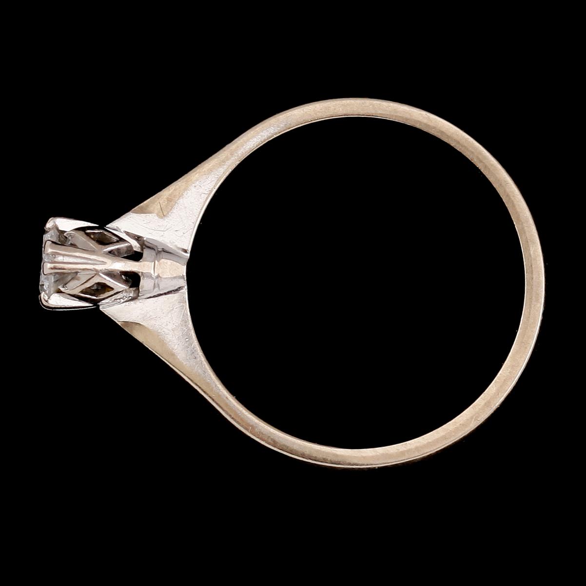 RING, 18 k vitguld med briljant, 0.20 ct enligt gravyr. Vikt ca 2 gram.