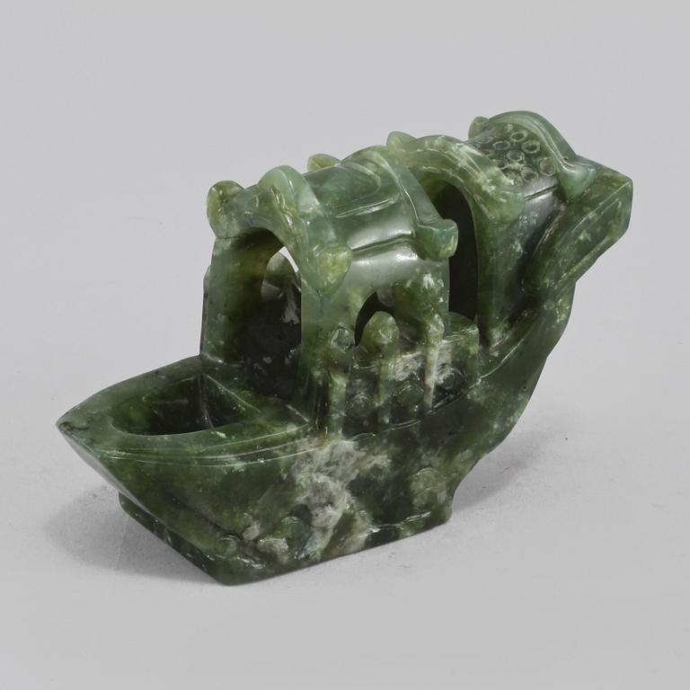 FIGURIN SAMT RING, jade, Kina, 1900-tal.