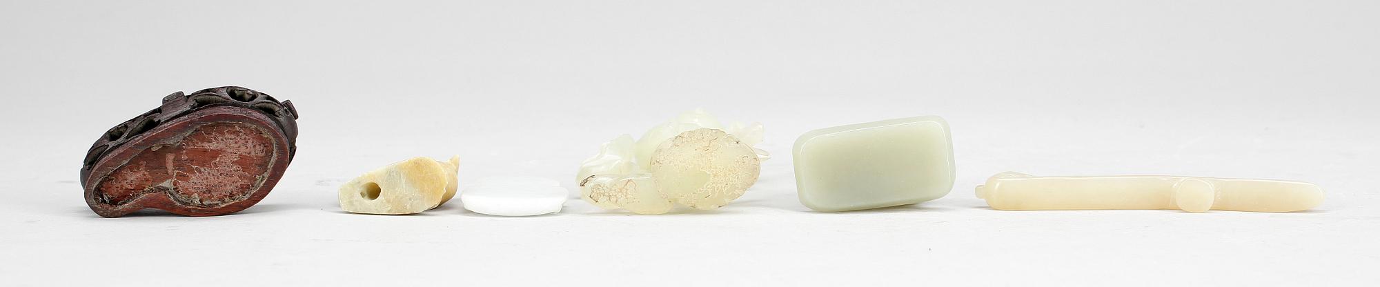 PARTI FIGURER, 5 delar, nefrit och soapstone, Kina, 1900-talets andra hälft.