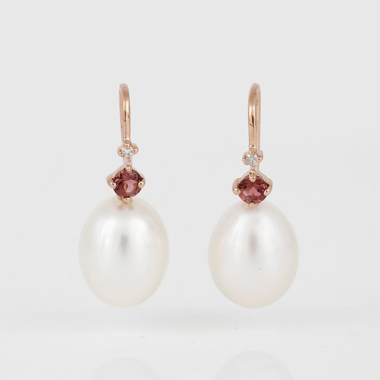 ÖRHÄNGEN, ett par, med odlade sötvattenspärlor, diamanter och rosa turmaliner.