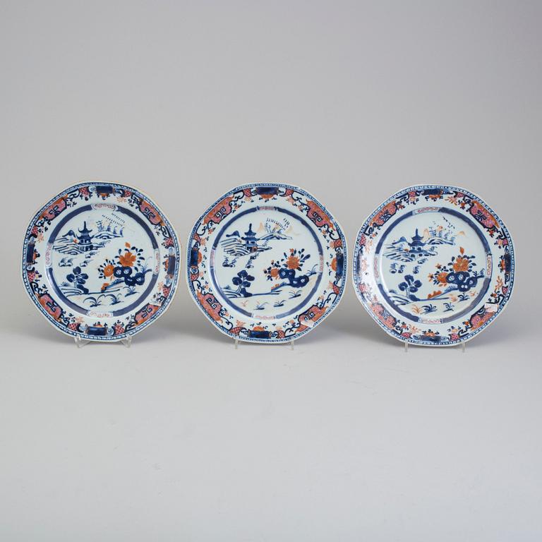 Three imari and blue and white porcelain dishes, Qing dynasty, 18th century.