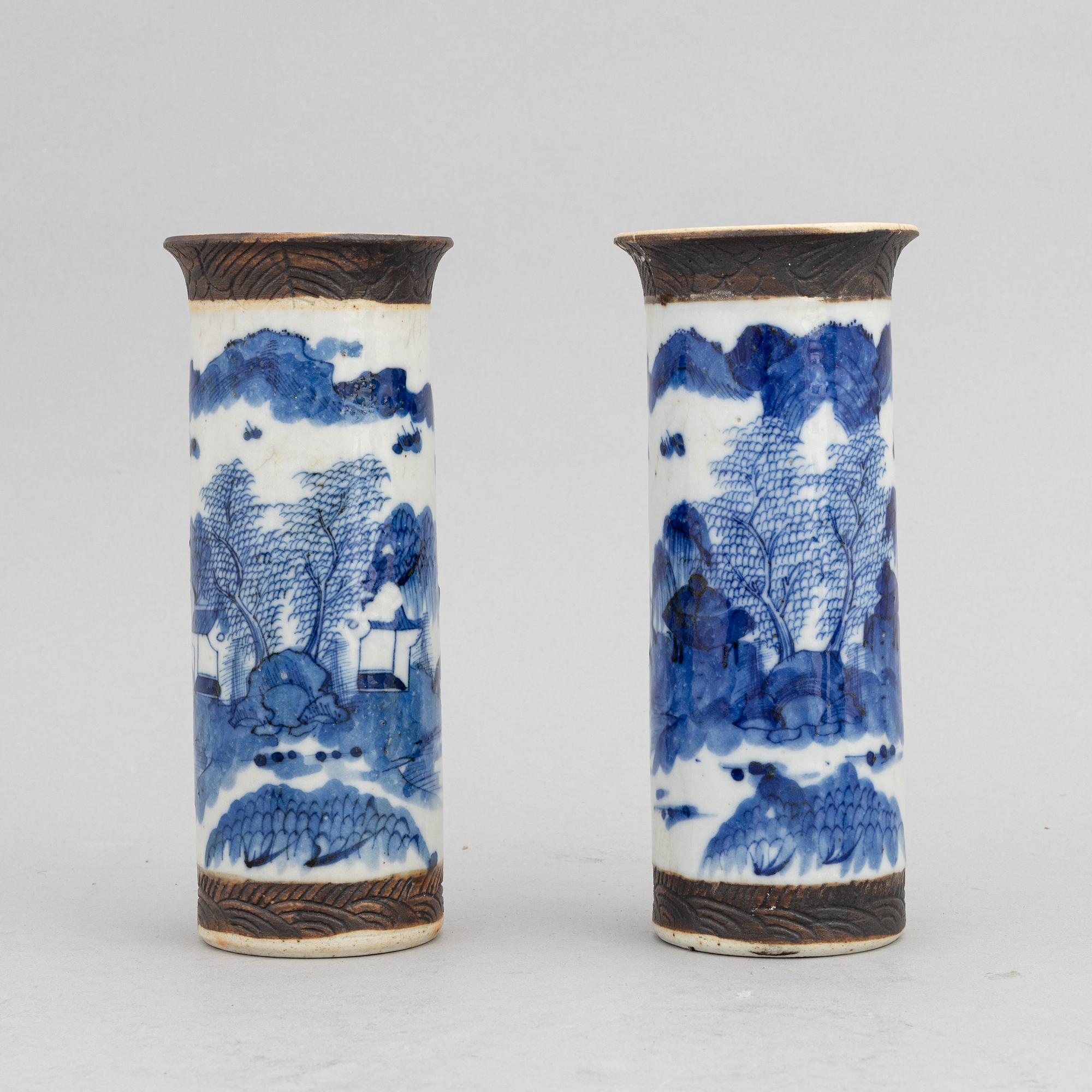 A group of Chinese blue and white porcelain vases and a bowl, 20th century.
