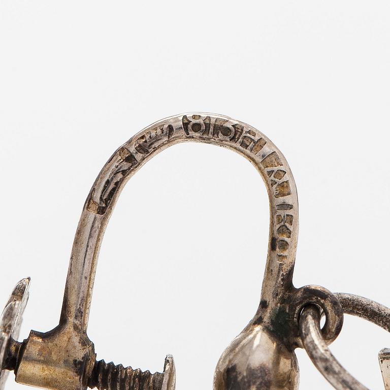 Tapio Wirkkala, örhängen "Silvermåne", sterlingsilver. Westerback, Helsingfors 1972.