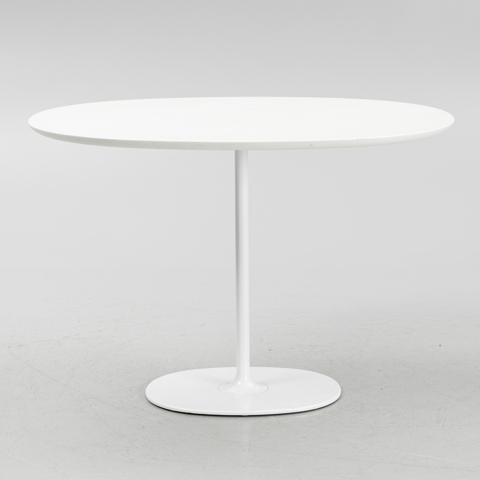 A "Dizzie" table and four "Catifa 46" chairs from Arper.