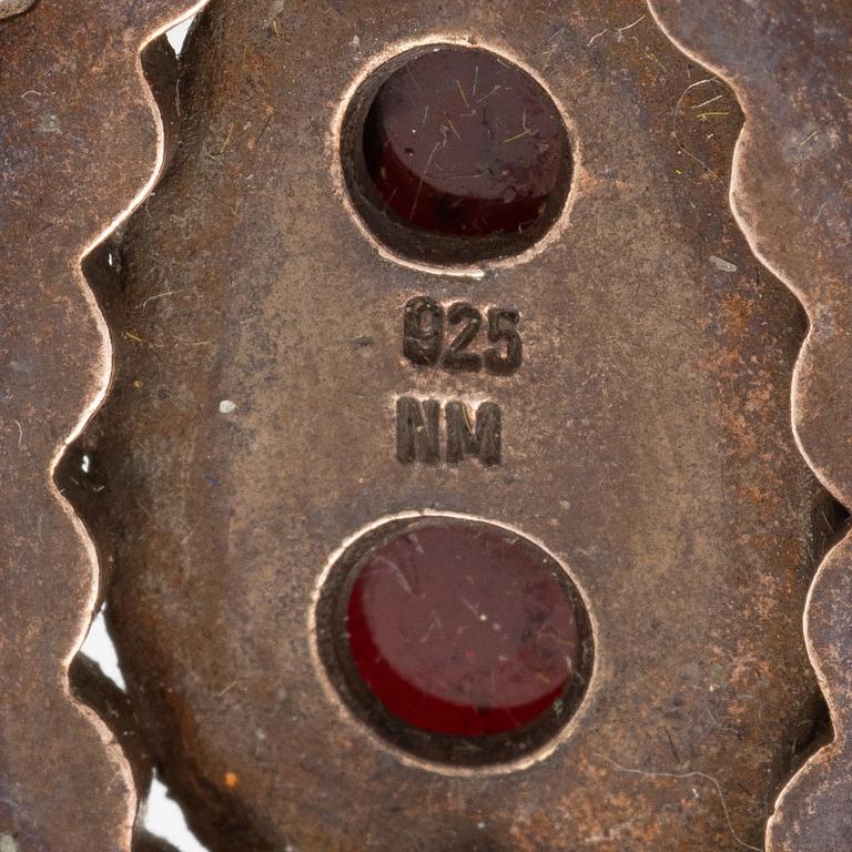 Örhängen förgyllt silver med granater.