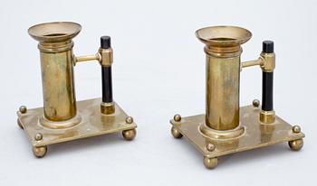 LJUSSTAKAR, ett par, mässing, i Christopher Dressers art, 1900-tal.