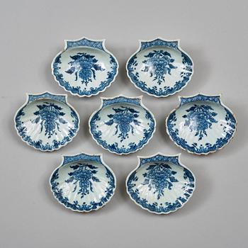 A set of seven blue and white butter shells, Qing dynasty, Qianlong (1736-95).