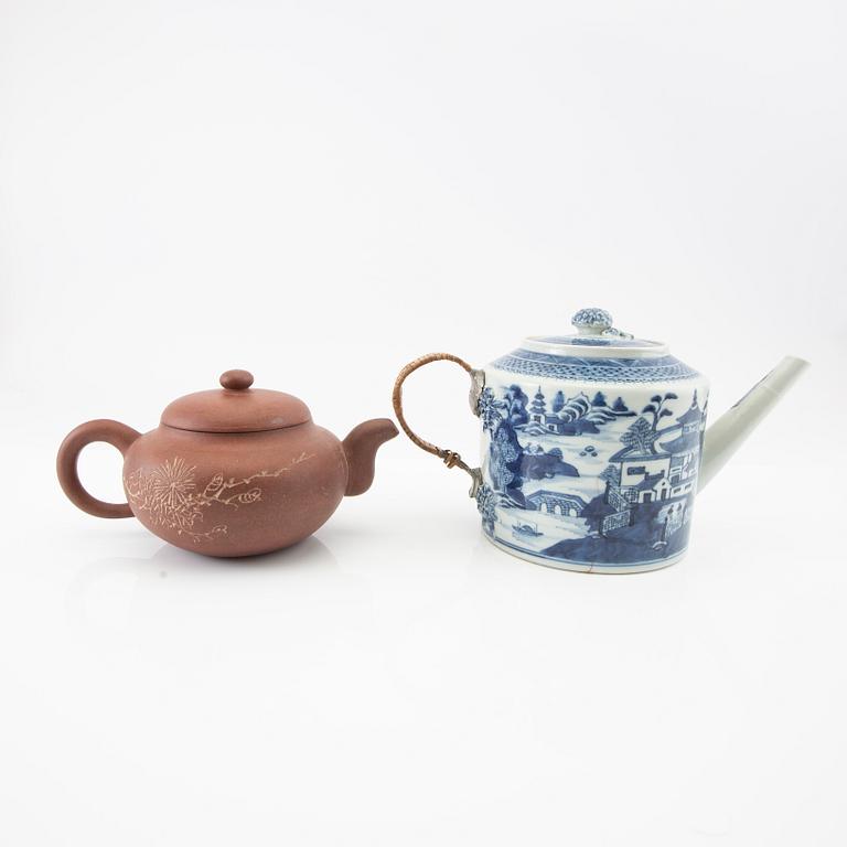 Teapots with lids, two from the Qing Dynasty, and a Yixing teapot from the 20th century, porcelain.