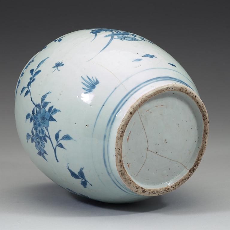 A blue and white Transitional jar, 17th century.