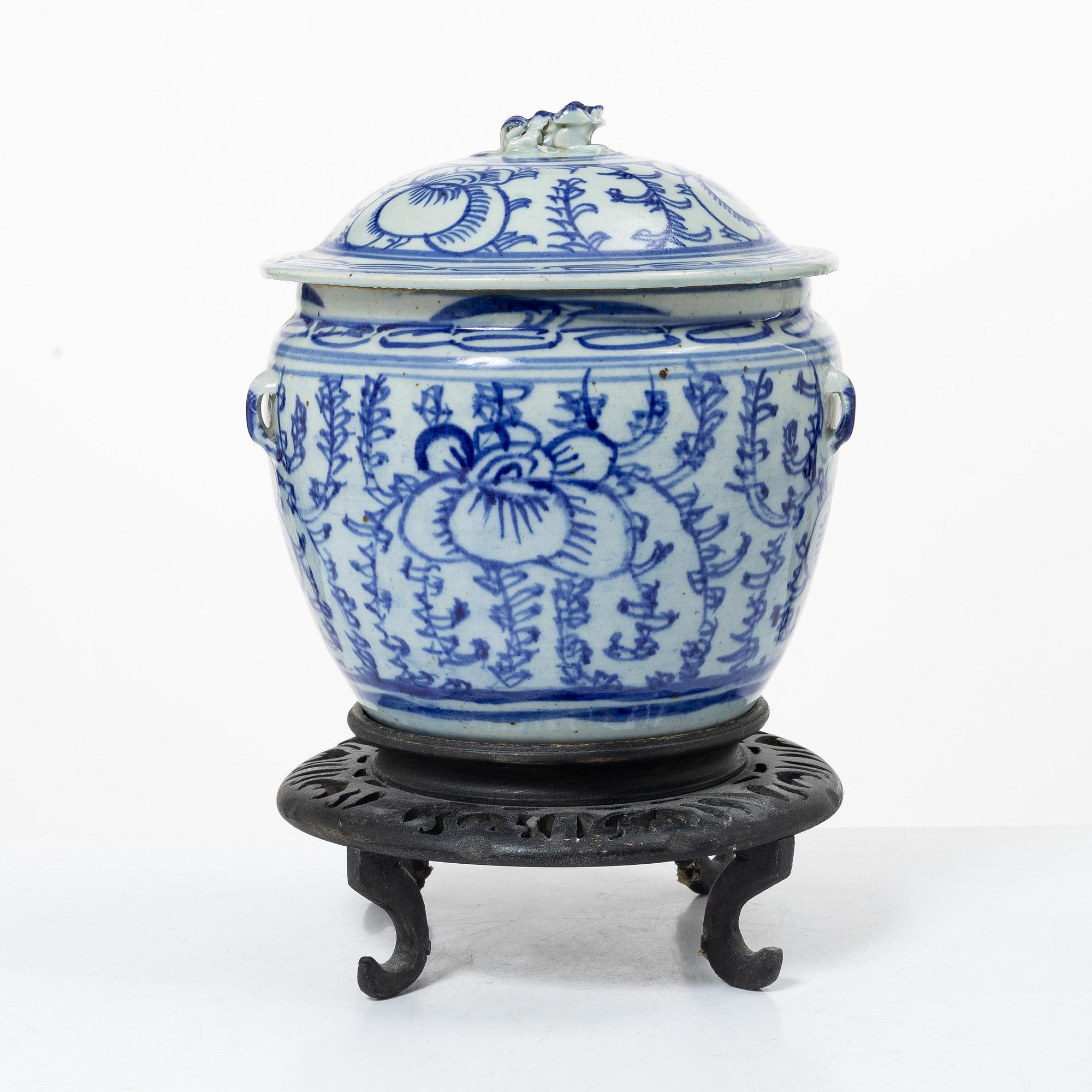 A blue and white food container, late Qing dynasty, circa 1900.