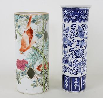 VASER, 2 st olika, porslin, orientaliska.