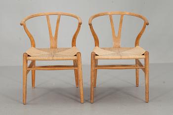 KARMSTOLAR, ett par "Y-stolen". Hans Wegner för Carl Hansen & son.
