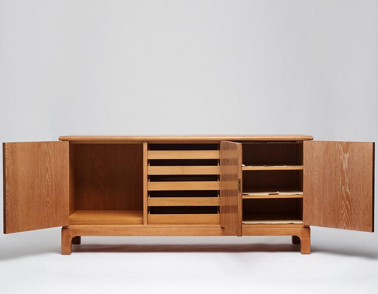 Oscar Nilsson, tillskrivet, sideboard, Sverige 1940-tal.