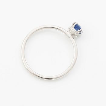 Ring 14K white gold with a sapphire and small brilliant-cut diamonds.