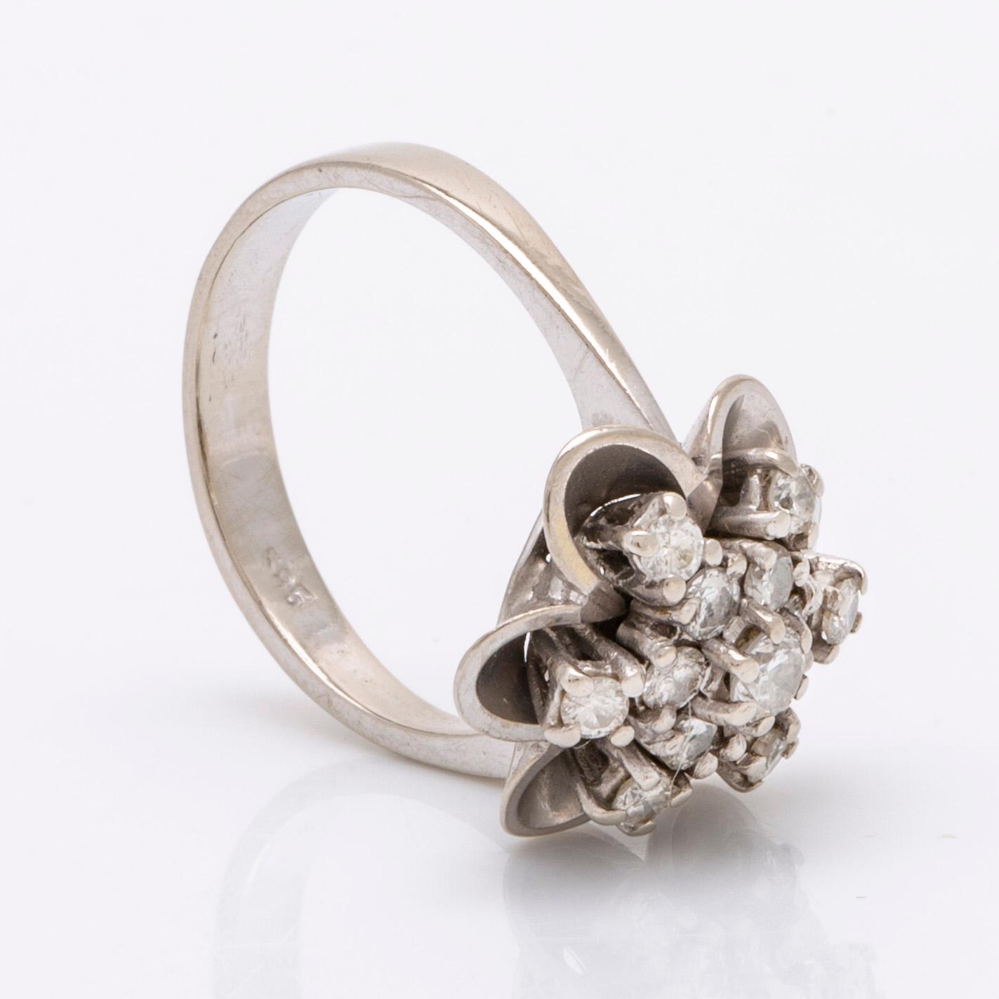 Ring 14K whitegold 13 brilliant-cut diamonds approx 0,40 ct in total.