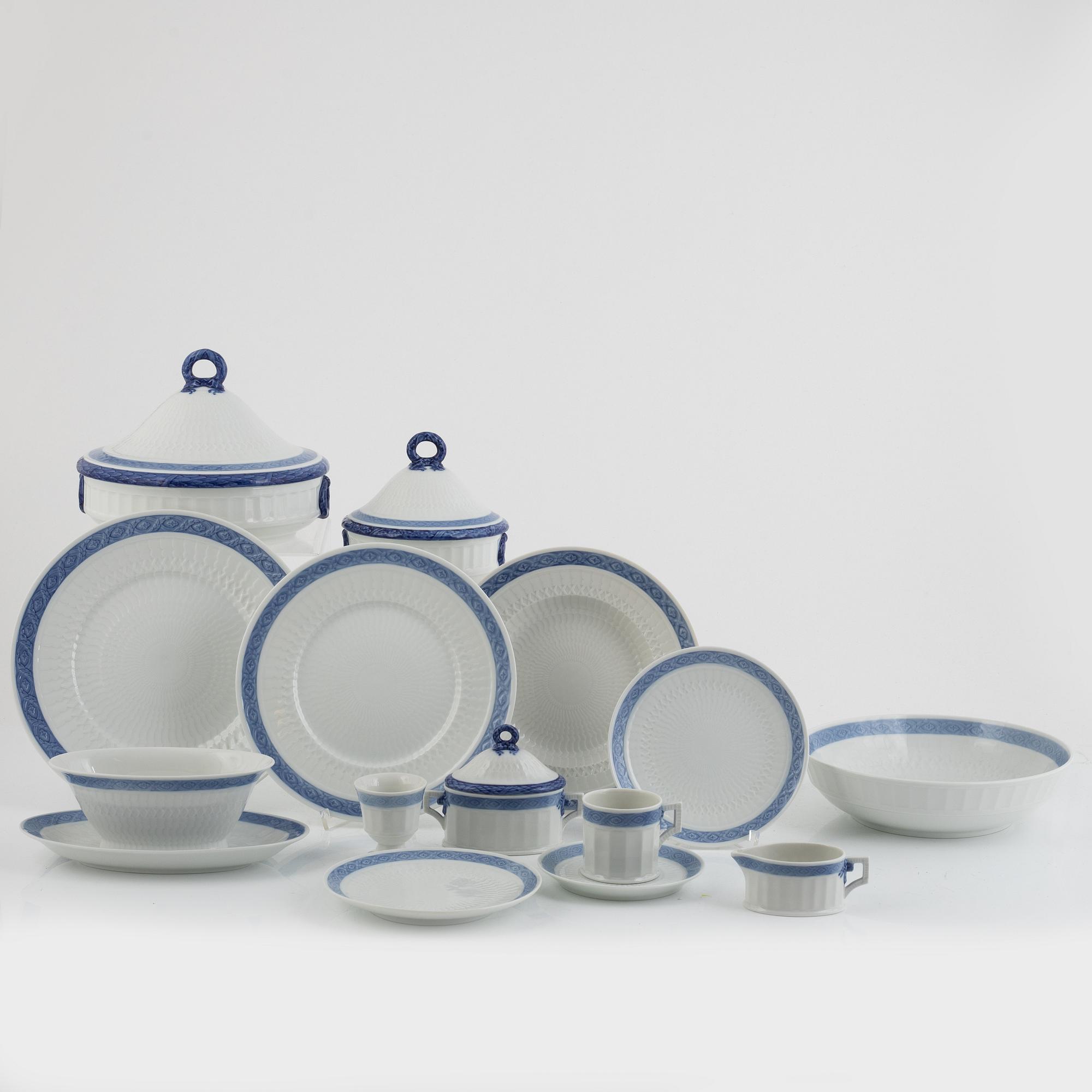 Arnold Krog, dinner service, 67 pieces, porcelain, "Blå vifte", Royal Copenhagen, Denmark.