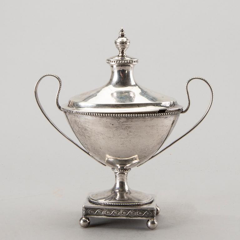 SOCKERSKÅL på FOT, silver, 1796, troligen Anders Risén, Göteborg. Vikt 600 gram.