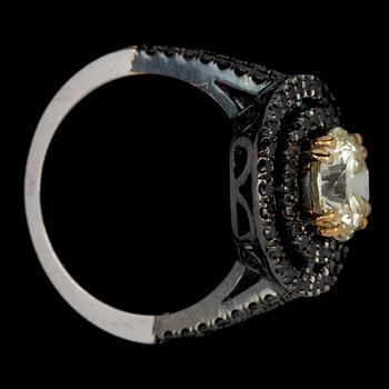 A brilliant cut diamond ring, 2.03 cts set with black diamonds, tot. 0.96 ct.