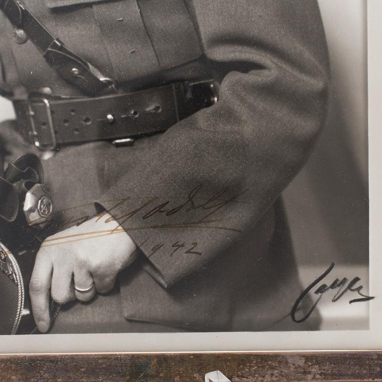 KUNGLIGT FOTOGRAFI, föreställande Prins Gustaf Adolf av Sverige. Daterat 1942.