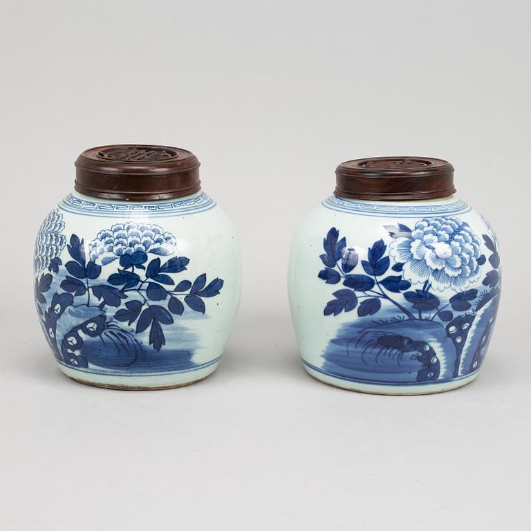 A pair of blue and white jars, Qing dynasty, 19th Century.