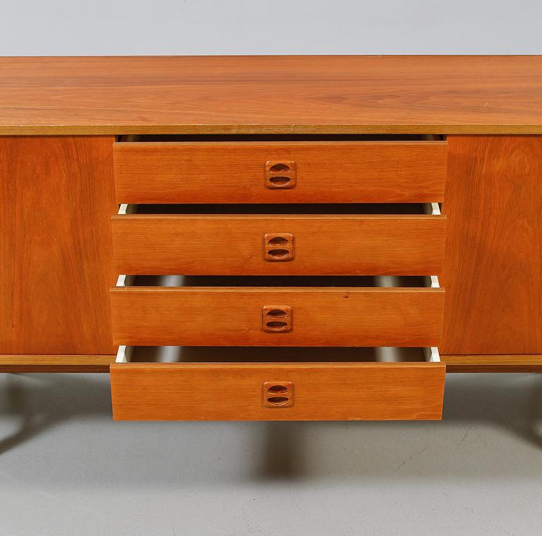 SIDEBOARD, 1900-talets tredje kvartal.