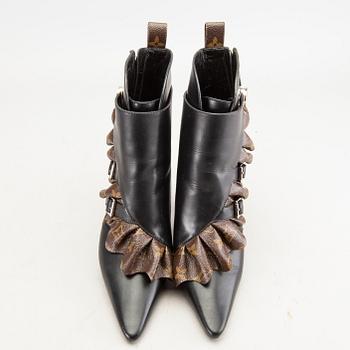 LOUIS VUITTON, ankle boots, Janet, monogram and black leather, original box, dustbags and invoice, storlek 39.