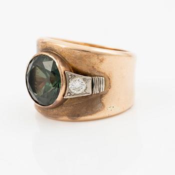 Ring, guld med syntetisk grön sten och briljantslipade diamanter.