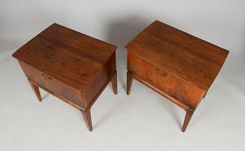 SÄNGBORD, 1 par, 1900-talets mitt.