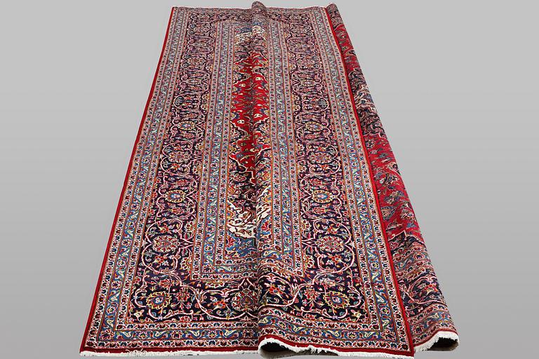 A carpet, Kashan, ca 360 x 247 cm.