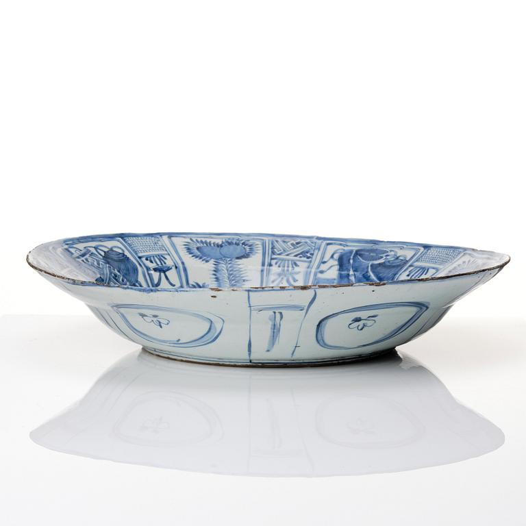 A large blue and white kraak charger, Ming dynasty, Wanli (1572-1620).