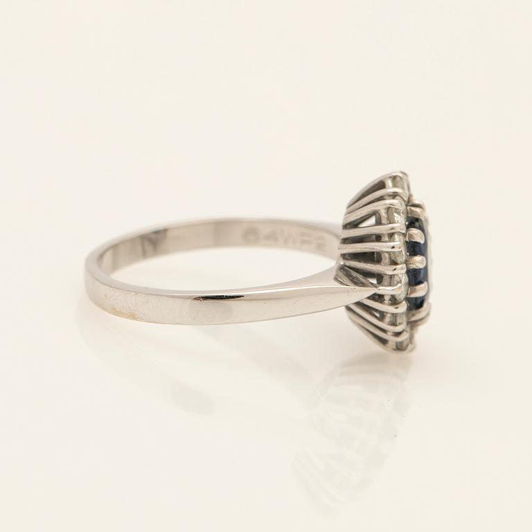 Ring, 18k vitguld med briljantslipade diamanter och safir.