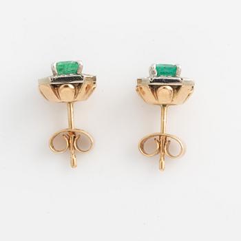 Earrings with emeralds and brilliant-cut diamonds.