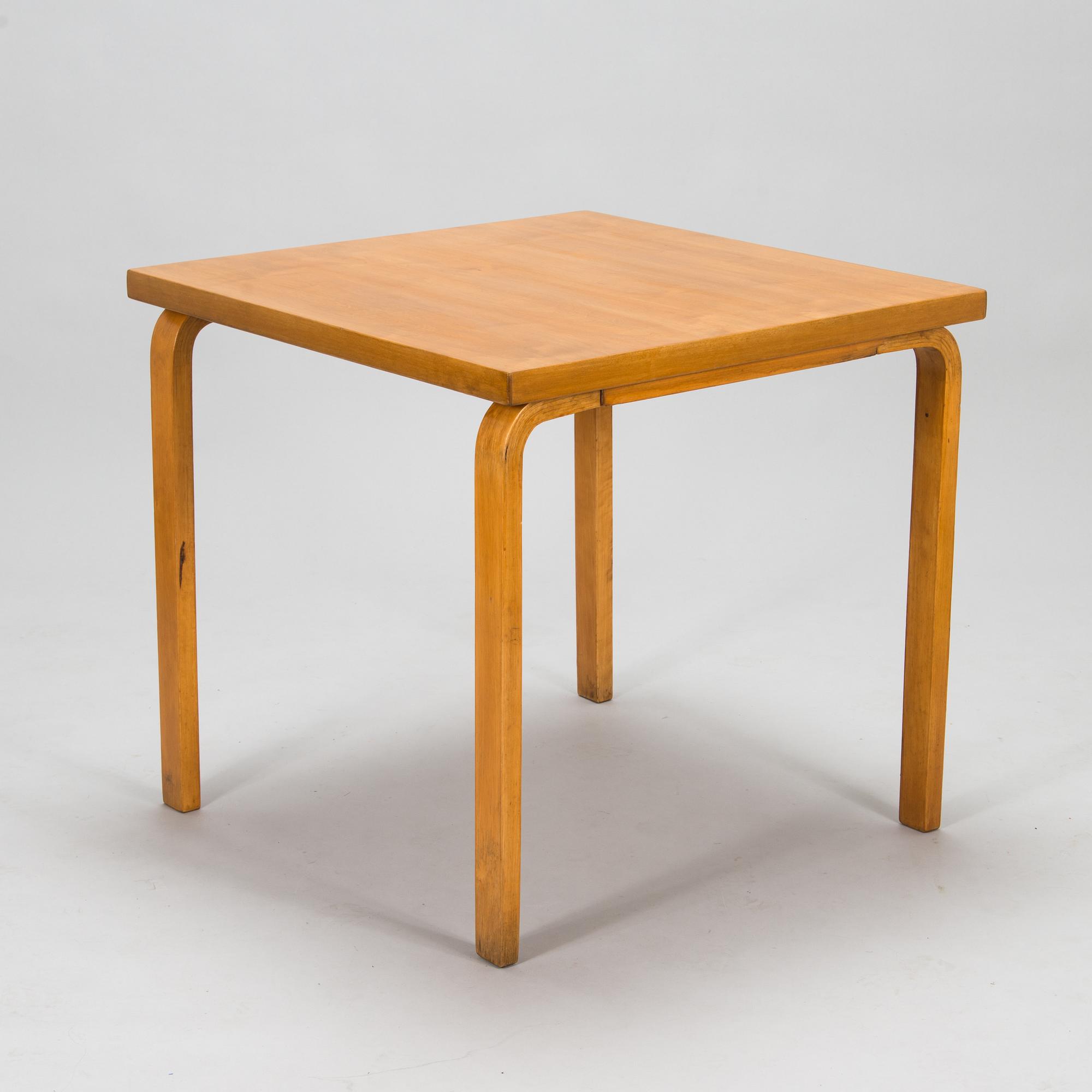 Alvar Aalto, a mid-20th century '85' table and four '60' stools for O.Y. Huonekalu-ja Rakennustyötehdas A.B.