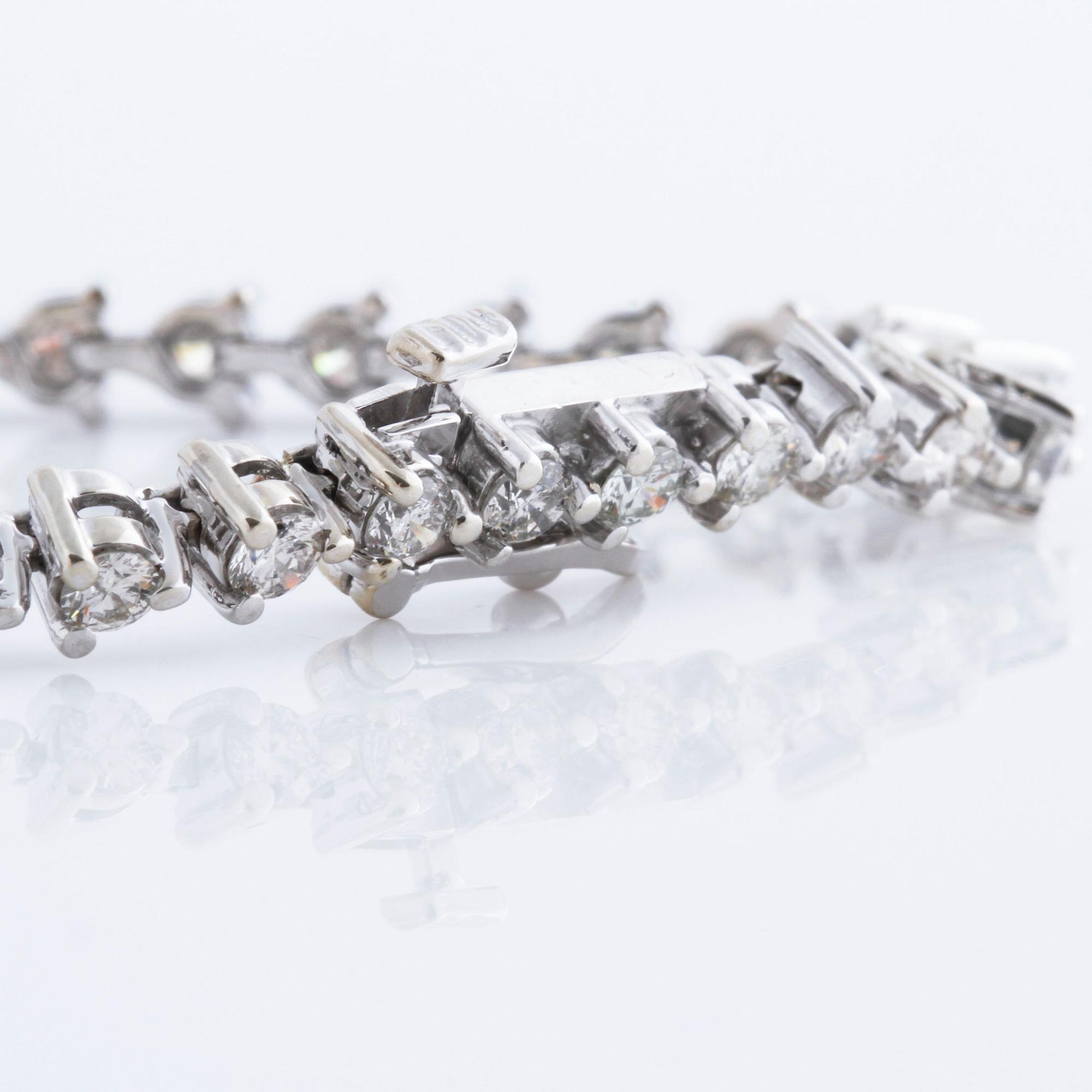 BRACELET, A ca 3.85 cts brilliant cut diamond bracelet.