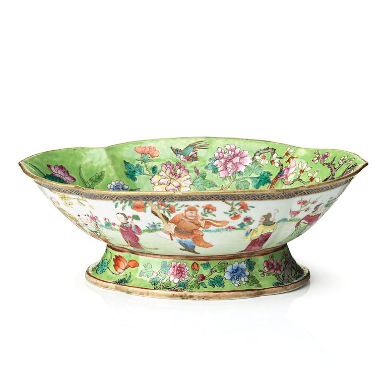 A famille rose serving dish, Qing dynasty, circa 1900.