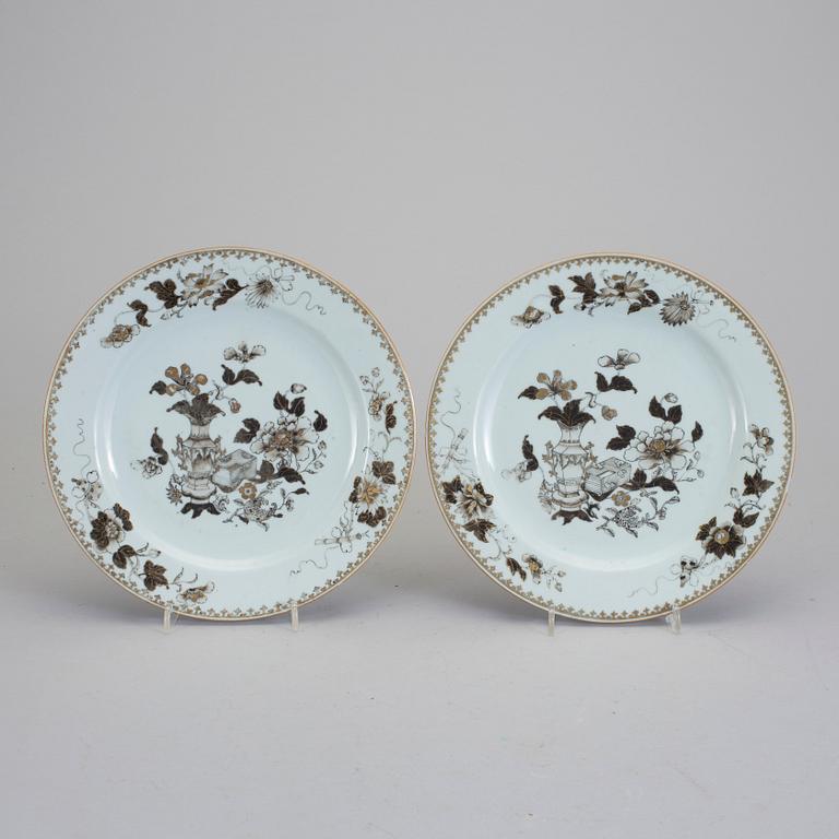 TALLRIKAR, ett par, porslin. Porslin, Kina, Qianlong (1736-95).
