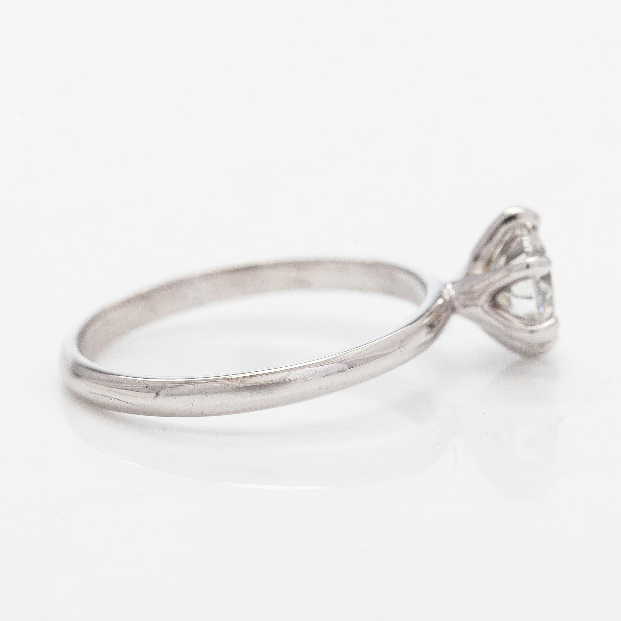 Ring, solitaire, brilliant cut diamond, 14K white gold.