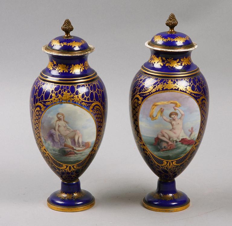 URNOR, ett par, porslin, Sevresliknande märkning. 1800-tal.