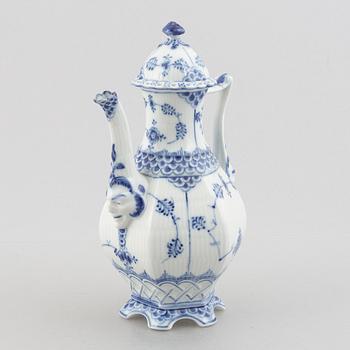 Kaffekanna, porslin, Royal Copenhagen, "Musselmalet helblond", 1030, 1964.