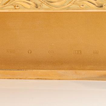 An 18K gold cigarette case.