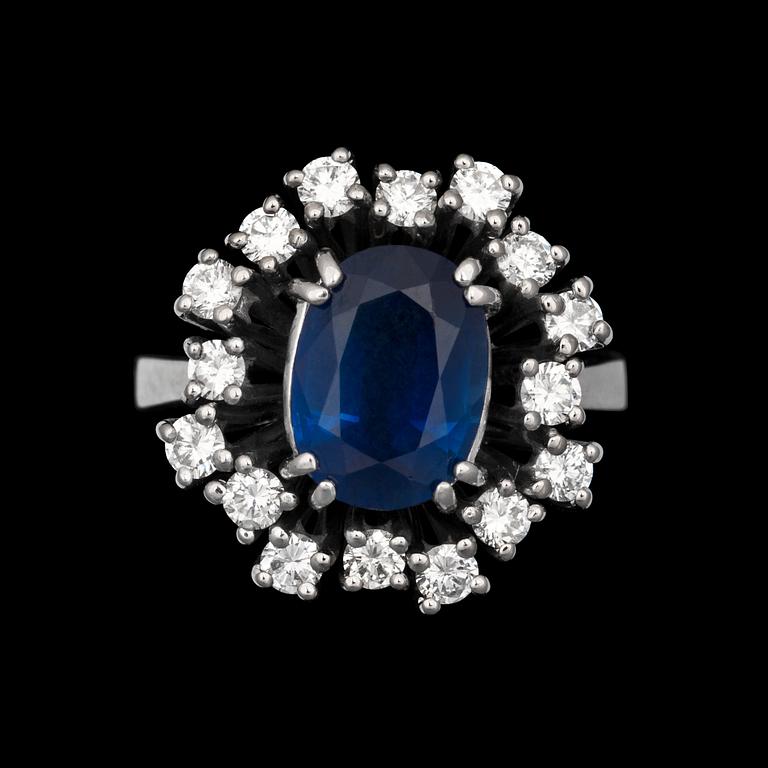 RING, blå safir, 3.78 ct, med briljantslipade diamanter, tot. ca 1.23 ct.