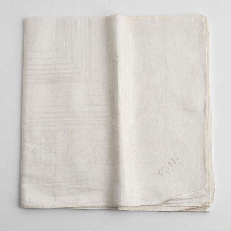 Five tablecloths, partly linen.