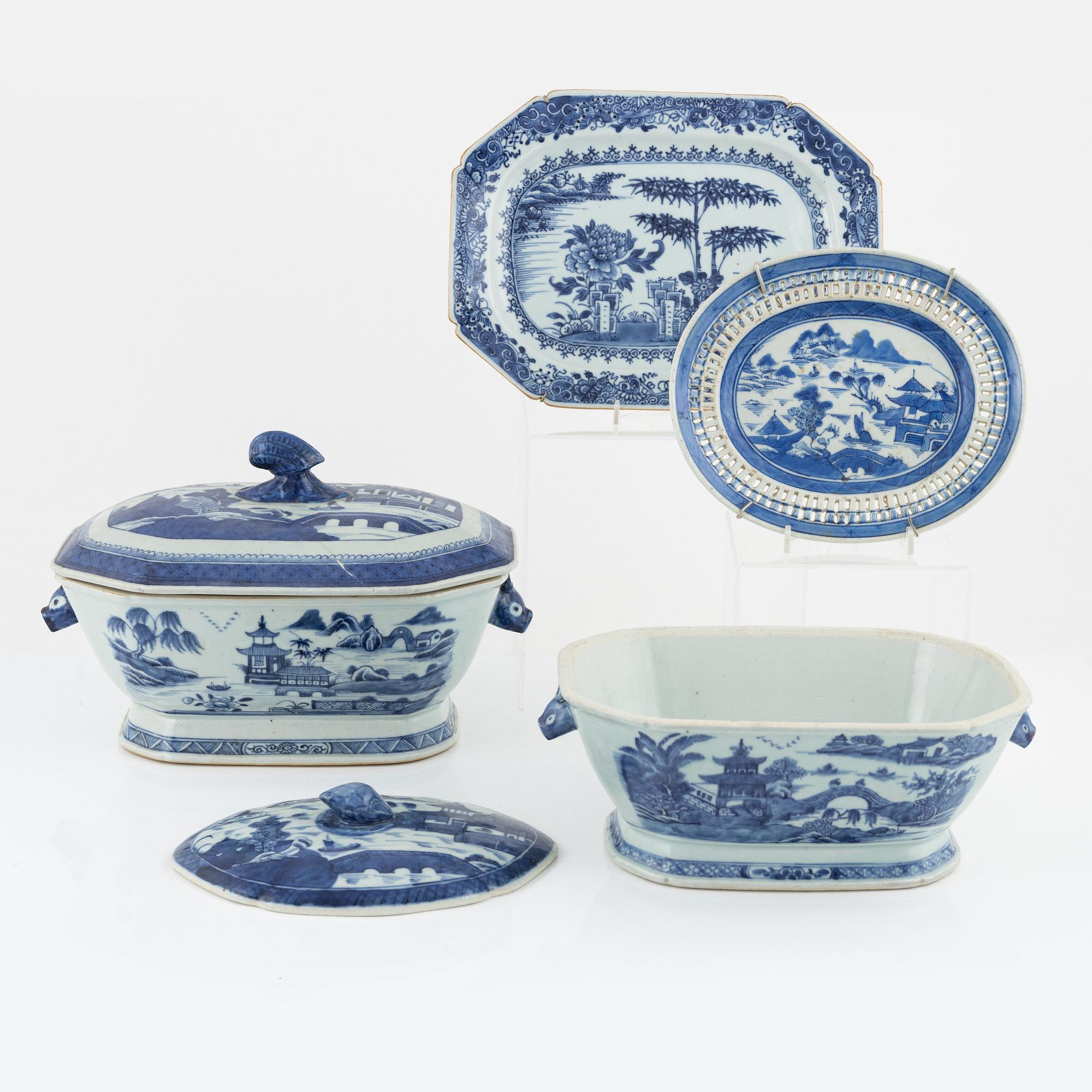 A set of four Chinese porcelain pieces, Qing dynasty, 18th-19th century.