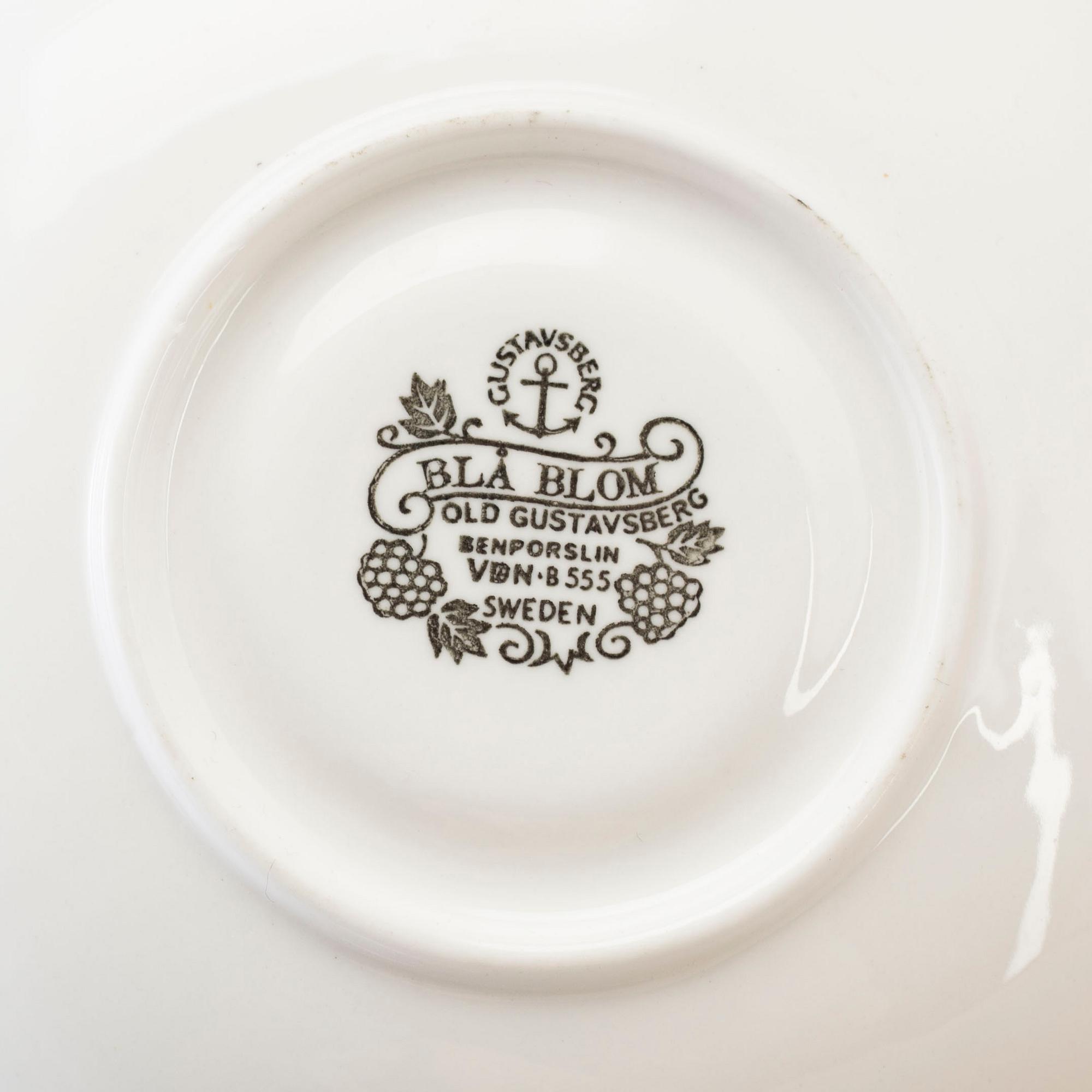 KAFFEKOPPAR MED FAT, 49 st, benporslin, "Blå blom", Old Gustavsberg, 1900-talets andra hälft.