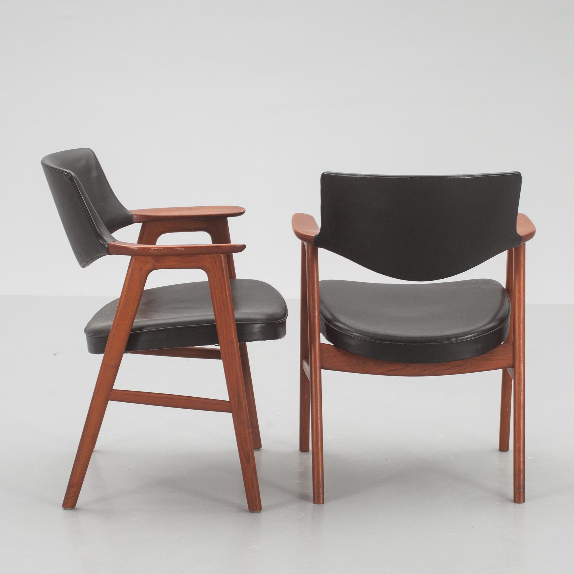KARMSTOLAR, ett par, Erik Kirkegaard, Höng Stolefabrik, Danmark, märkta.