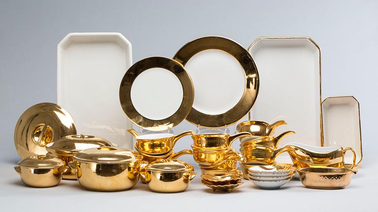 SERVISDELAR, 70 st, porslin, 1900-talets andra hälft. Bl.a. Porcelaine de Paris och Royal Worcester.