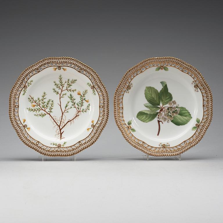 A set of 11 Royal Copenhagen 'Flora Danica' dinner plates, Denmark, early 20th Century.